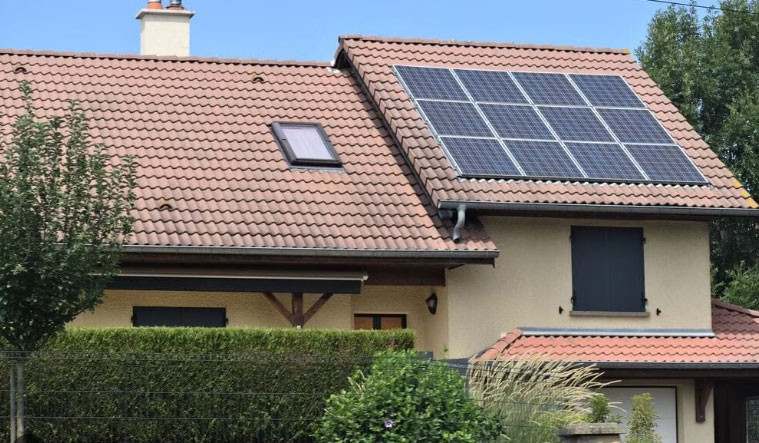 Installation panneau photovoltaïques sur une maison pour des particuliers